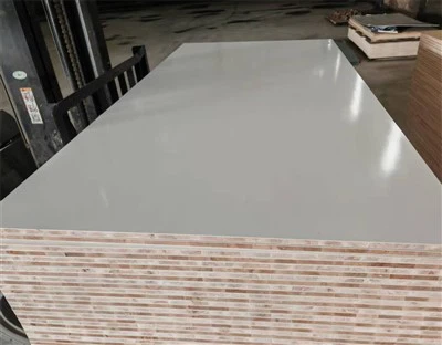 Är Pine Sandwich Block Board lämplig för köksmöbler?