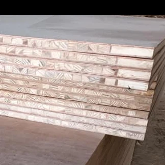 Är Pine Sandwich Block Board lätt att arbeta med för nybörjare?