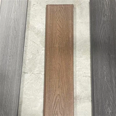 Vilka är de estetiska skillnaderna mellan ett slätt och texturerat vinyl utomhusstaket?